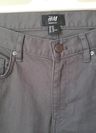 Женские джинсы скинни серого цвета3 фото