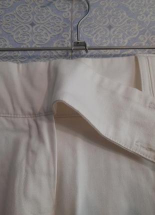 Белые, классические брюки4 фото