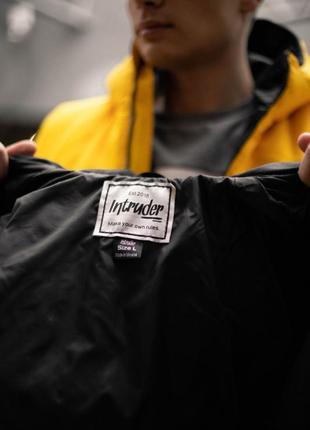 Демисезонная куртка "temp" бренда intruder (желтая - черная)6 фото