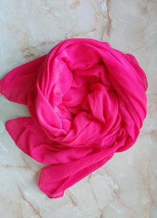 Ярко розовый шарф-палантин