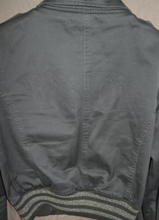Котоновая куртка ветровка хаки vero moda, с-м, сост новой, спинка вышивка3 фото