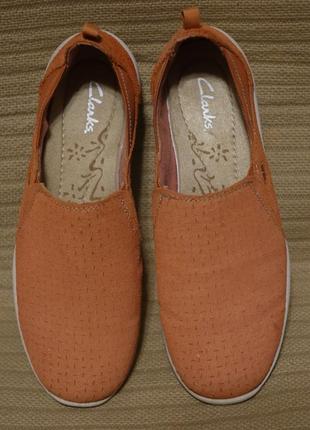 Легкі літні перфоровані замшеві кросівки коралового кольору clarks англія 39 р.3 фото
