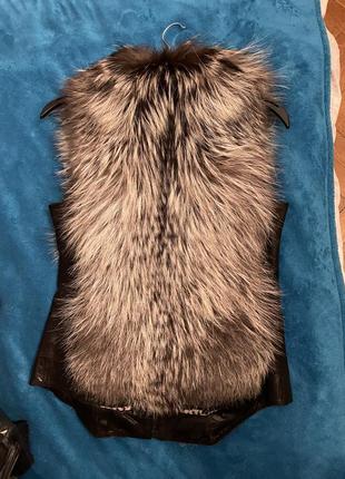 Крутая меховая жилетка мех чернобурка и натуральная кожа2 фото