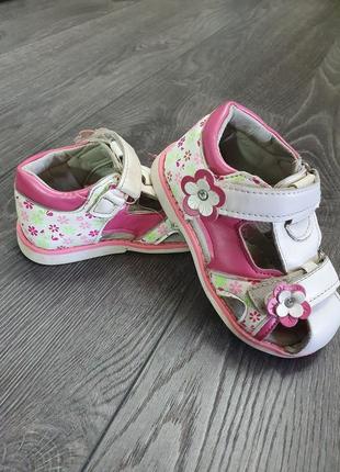 Босоніжки, сандалі