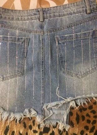 Ассиметричная джинсовая юбка,в камнях,стразах с потёртостями3 фото