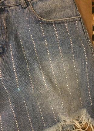 Ассиметричная джинсовая юбка,в камнях,стразах с потёртостями4 фото