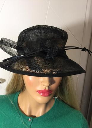 Елегантна чорна капелюх-розкіш!1 фото