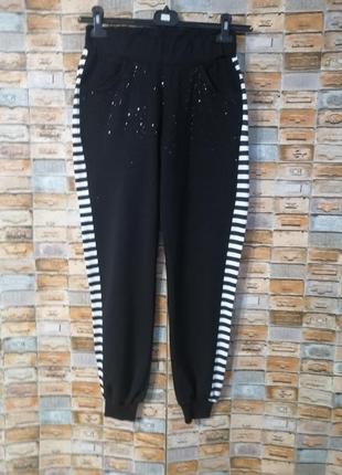 Трикотажные брюки со стразами и лампасами