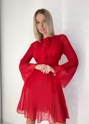 Повітряне червоне плаття