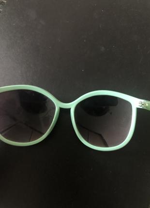Актуальные солнцезащитные очки бирюзового цвета3 фото
