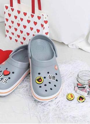 Крокс крокбенд клог сірі crocs crocband clog light grey bright coral9 фото