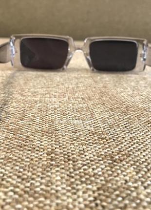 Новые солнцезащитные очки в светло-сером цвете.5 фото