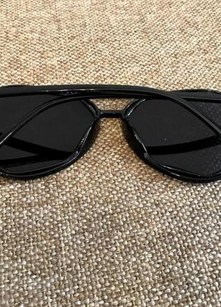 Нові сонцезахисні окуляри в чорному кольорі3 фото