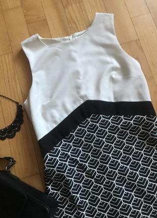 Чорно-біле плаття футляр з геометричним прийнятому3 фото