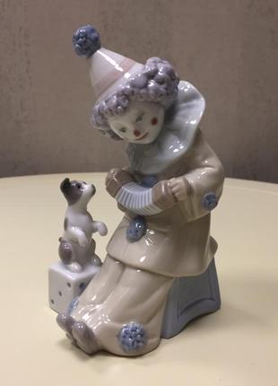 Фарфоровая статуэтка lladro «клоун пьеро с щенком и гармонью», № 5279.