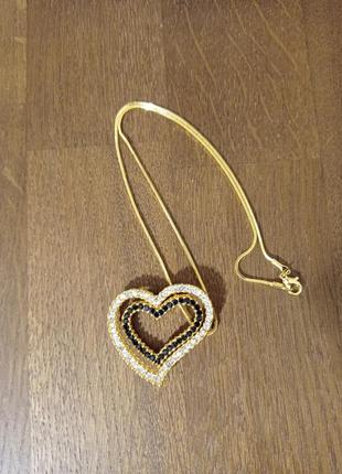 Ланцюжок з підвіскою у вигляді сердець.