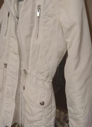 Куртка білосніжна з капішоном.5 фото