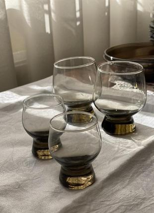 Склянки й чарки з темного скла1 фото