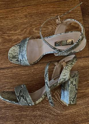 Круті босоніжки на підборах від primark у зміїний принт