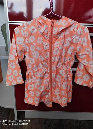 Ветровка в цветочный принт.