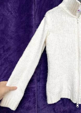 Белый вязаный свитер на замочке2 фото