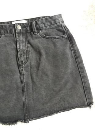Джинсовая юбка с вышивкой и актуальным необработанным краем4 фото