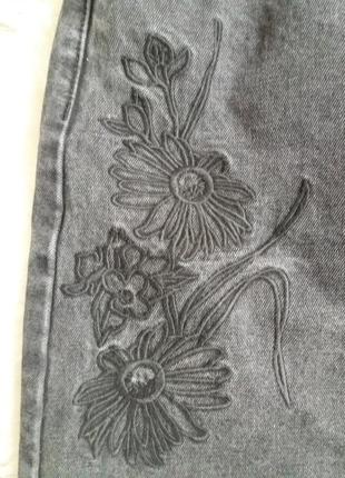 Джинсовая юбка с вышивкой и актуальным необработанным краем8 фото