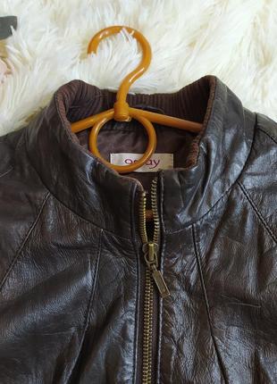 Коричневая кожаная куртка от orsay с манжетами на стоику-м-382 фото
