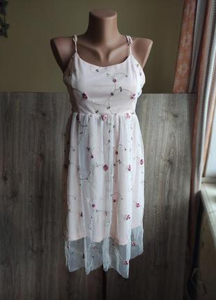 Нежное нарядное персиковое платье сетка с вышивкой в цветы на тонких бретельках