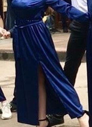Платье синее в пол с разрезом на ноге1 фото