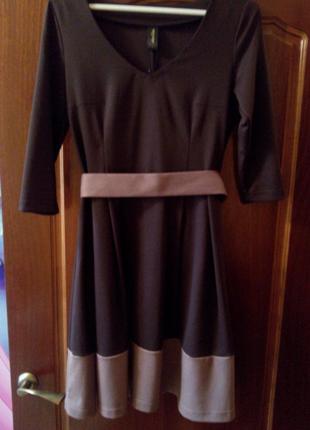 Платье шоколадного цвета с контрастным поясом и отделкой2 фото