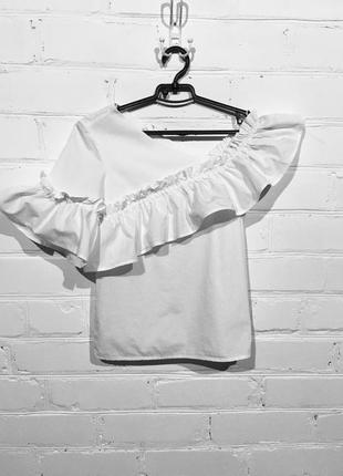Белая блуза футболка на одно плечо stradivarius1 фото