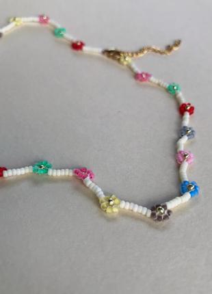Ожерелье чекер из бисера ромашки, чокер цветочный