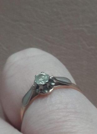 Помолвочное золотое кольцо с натуральным бриллиантом