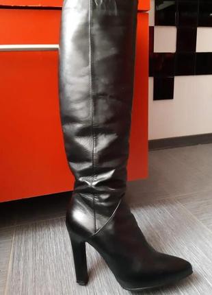 Черные демисезонные сапоги из натуральной кожи на высоком каблуке