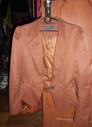 Піджак, жакет з акцентною плечем буфом кольору карамель 46,48 р