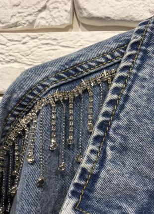 Модная, трендовая джинсовая куртка оригинальный дизайн.3 фото