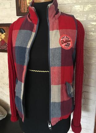 Теплая шерстяная куртка в клеточку с вязаными рукавами