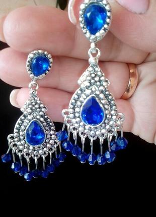 Восточные серьги-качельки с синими кристаллами и гранеными бусинами4 фото