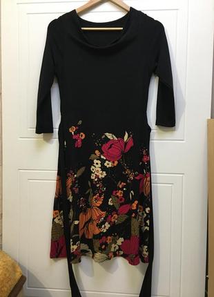 Красивое черное платье с юбкой в цветочный принт