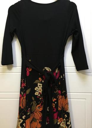 Красивое черное платье с юбкой в цветочный принт3 фото