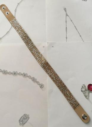 Стильный красивый бежевый браслет на руку со стразами. бежевая кожаная основа