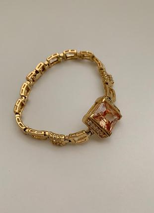 Стильный браслет в золоте с коричневым камнем