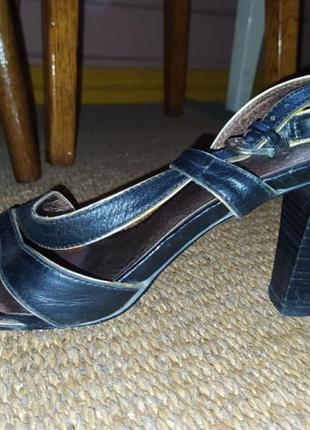 Босоніжки жіночі шкіряні