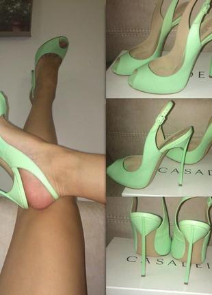 Элегантные мятные босоножки casadei