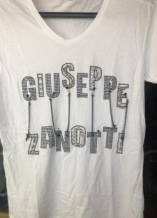 Футболка с камнями