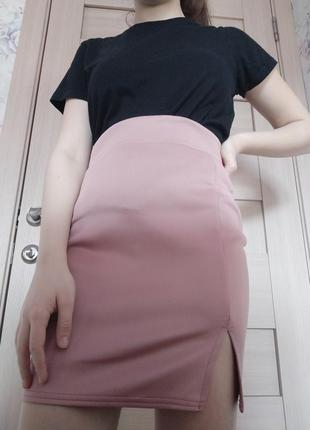 Короткая пудровая розовая мини юбка короткая юбка с разрезом1 фото