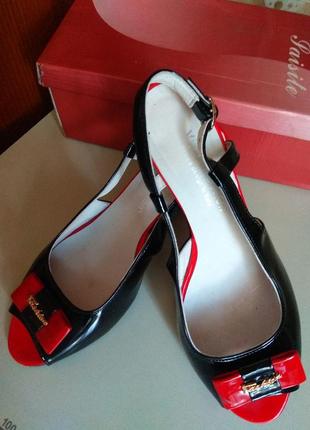 Жіночі шкіряні туфлі-босоніжки.