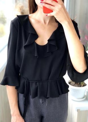Чёрная укорочённая блуза с рюшами 1+1=31 фото
