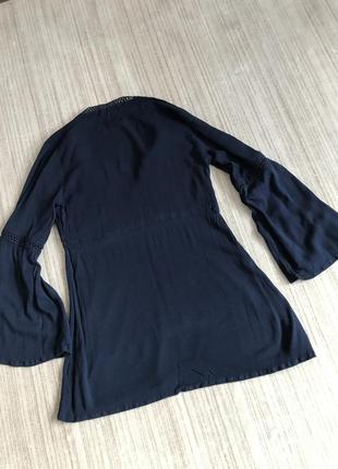 Тёмно-синяя блуза с кружевом и вышивкой2 фото